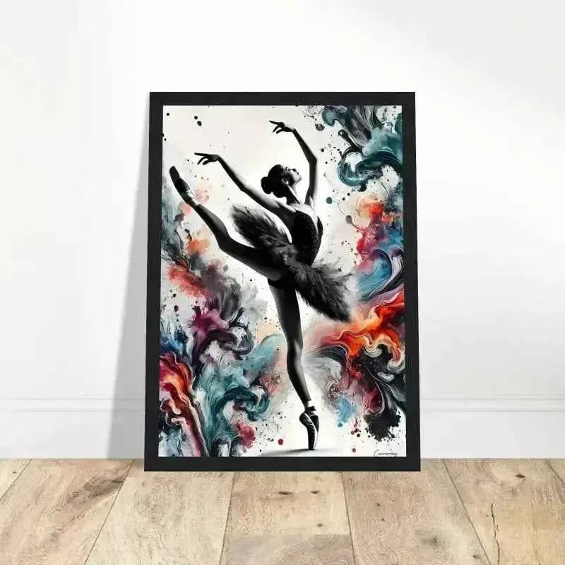 Farbtanz Gerahmtes Poster: Schwarze Ballerina mit farbigem abstraktem Hintergrund