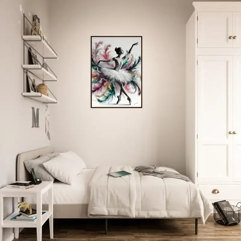 Weißes Bett mit Federleicht gerahmtes Poster in bunter Blumenoptik