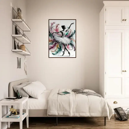 Weißes Bett mit Federleicht gerahmtes Poster in bunter Blumenoptik