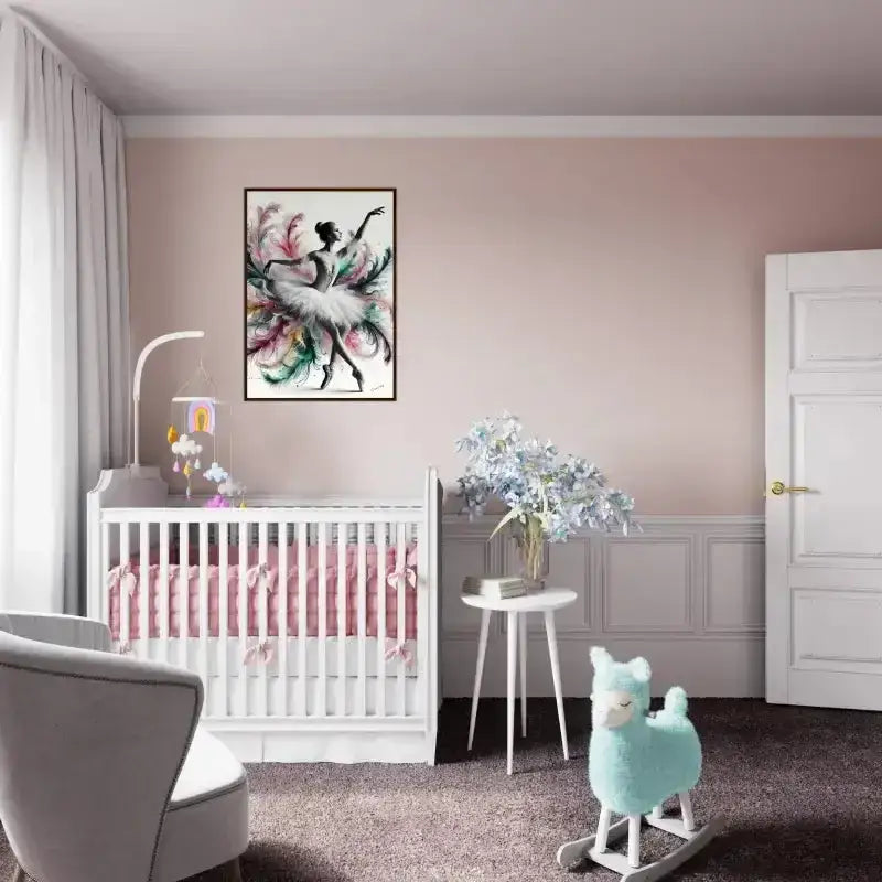 Federleicht Gerahmtes Poster: Weißes Kinderbett mit rosa Bettwäsche und Blumenmuster