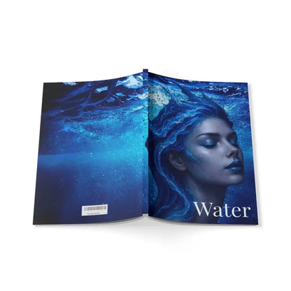 Offenes Journal mit blauer Unterwasser-Design mit FrauenGesicht und Water auf Cover