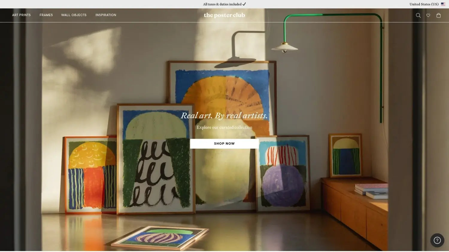 Bunte mythische Kunstwerke in Rahmen an heller Wand für spirituelle Menschen