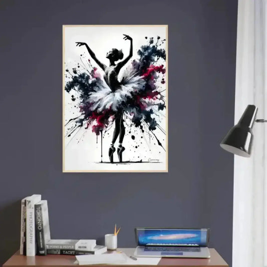 Gerahmtes poster tanz der ekstase mit schwarzer ballerina silhoutte und weiß magenta splatter im hellen holzrahmen