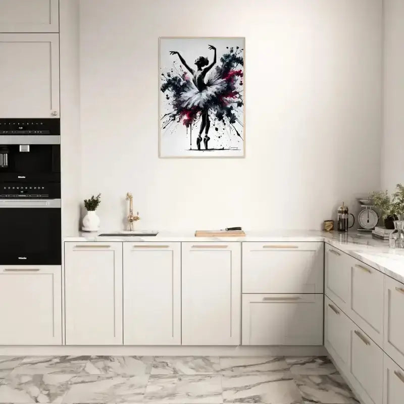 Ekstase gerahmtes Poster mit weißer Marmorplatte, schwarzem Ofen und Schränken