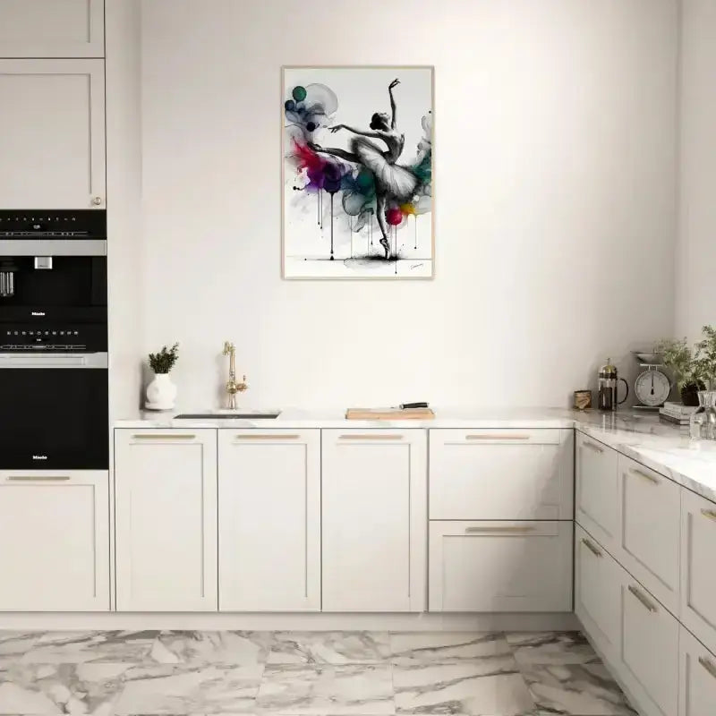 Gerahmtes Poster: Weiße Küche mit schwarzem Ofen und Arbeitsplatte