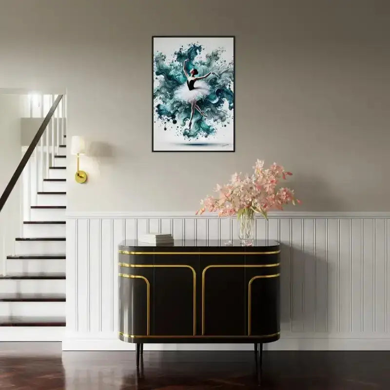Wassertanz gerahmtes Poster mit schwarzem Gold-Sideboard und Blumenarrangement