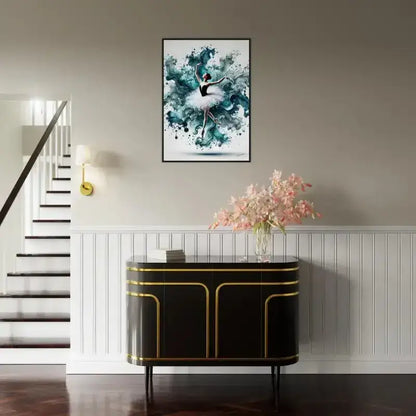 Wassertanz gerahmtes Poster mit schwarzem Gold-Sideboard und Blumenarrangement