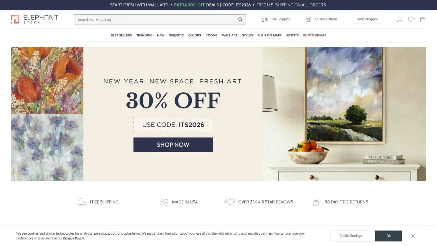 Weiße Keramikschale mit bunten Früchten auf weißer Kommode für mythische Kunstwerke